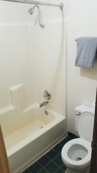 Hotel 2 Queens Hotel Room 130 Booking Stillwater Exterior foto